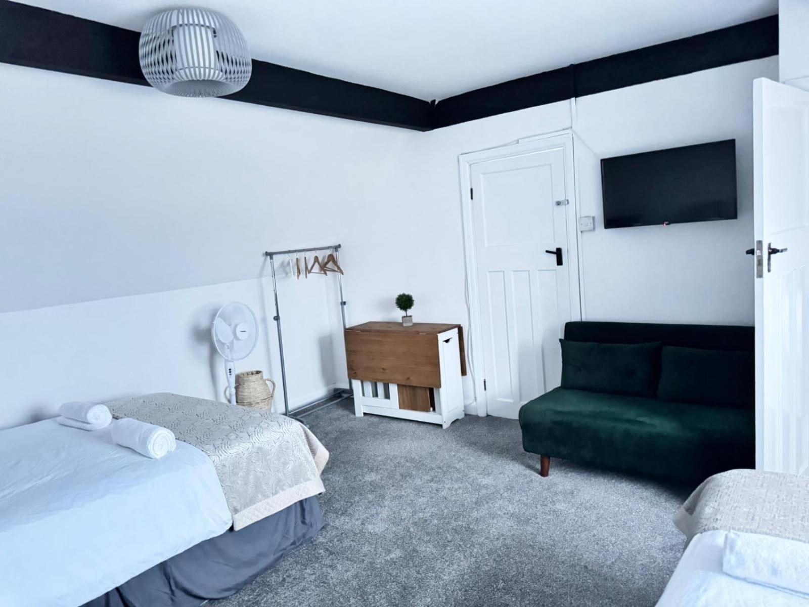 Shm Stays Solihull Hs2 Nec Airport Nr M6 M40 M42 Great For Long & Short Stays 15 Min Walk To Train Station 5 Min Drive To Town Centre Outside Bus Stops & Supermarket Free Parking Exteriér fotografie